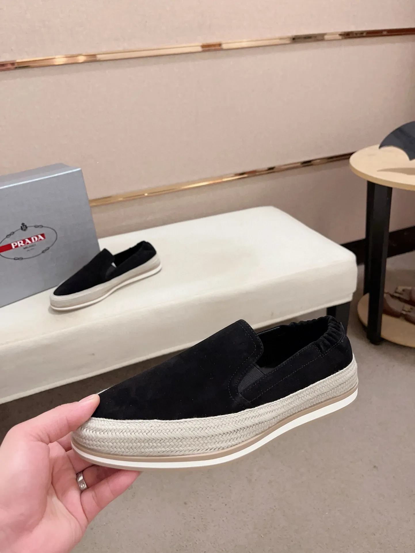 Men's shoes 💰 540💰 ✔️✔️✔️Higher version High-quality new PRADA (Prada) counters are launched at the same time. The new men's shoes and 😘 fabrics are made of high-tech glue-making technology. Lining: Full cowhide lining. 👍🏿 High-end ☄️ air-cushion molded anti-slip rubber outsole, exquisite lines, simple and elegant, comfortable and high-end for leisure travel. Code number: 38 to 45